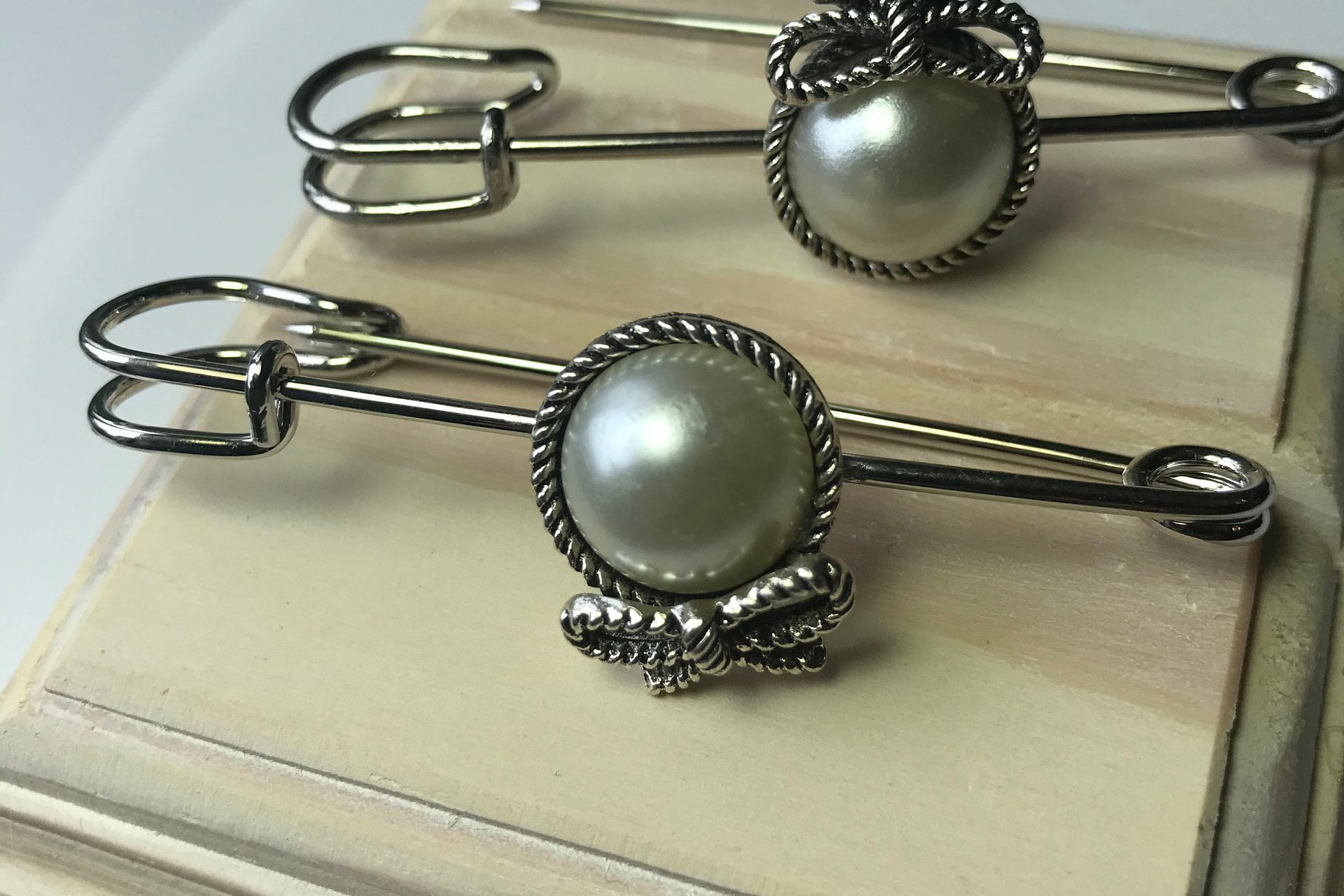 Stainless Steel Scarf Pin Brooch, Faux Pearl Bow, Allergy Free